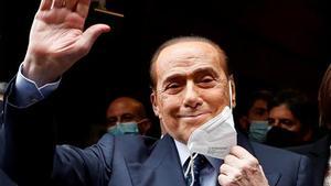 Berlusconi inicia la carrera per a la presidència de la República i s’exhibeix vacunant-se