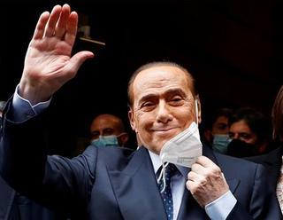 Berlusconi inicia la carrera para la presidencia de la República y se exhibe vacunándose