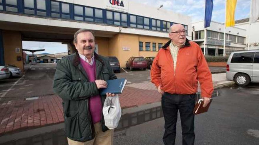 Antonio Cabrera y Juan Requena, ayer, ante la sede de la CTEA.