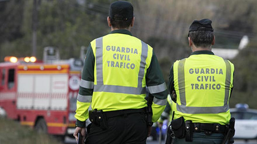 Dos agentes del destacamento de tráfico de la Guardia Civil de Ibiza.