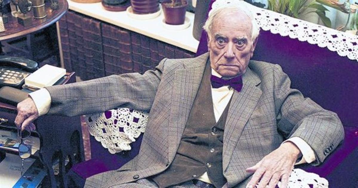 Humor i fantasia 8 L’escriptor Joan Perucho, al seu domicili barceloní, vuit mesos abans de morir l’octubre del 2003. Humor i fantasia 8 L’escriptor Joan Perucho, al seu domicili barceloní, vuit mesos abans de morir l’octubre del 2003.