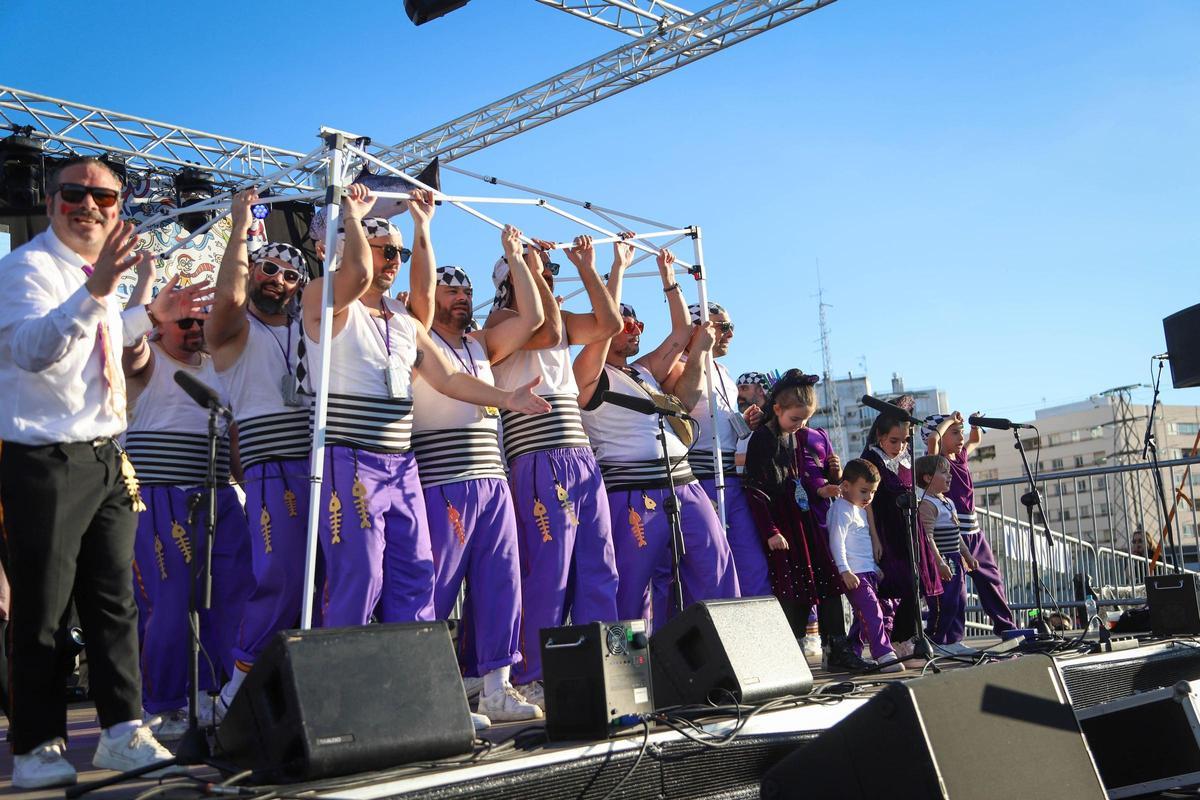 Los Water Closet acompañados por algunos de sus hijos en la actuación en la Gran Gala del Carnaval de Badajoz 2026.