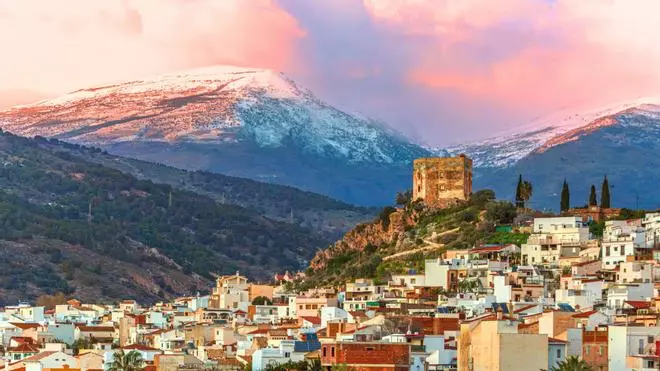 El pueblo de la Costa Tropical de raíces árabes al que debes ir esta primavera