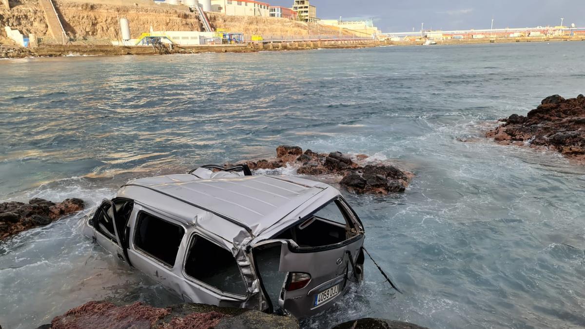 Un furgón se precipita al mar en Telde y su conductor, herido grave