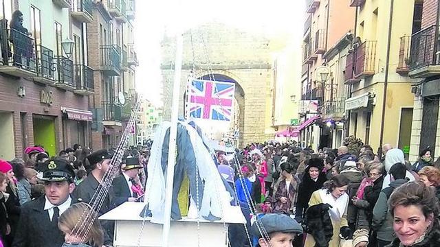 Participantes en el desfile del año pasado con un montaje del Titanic.