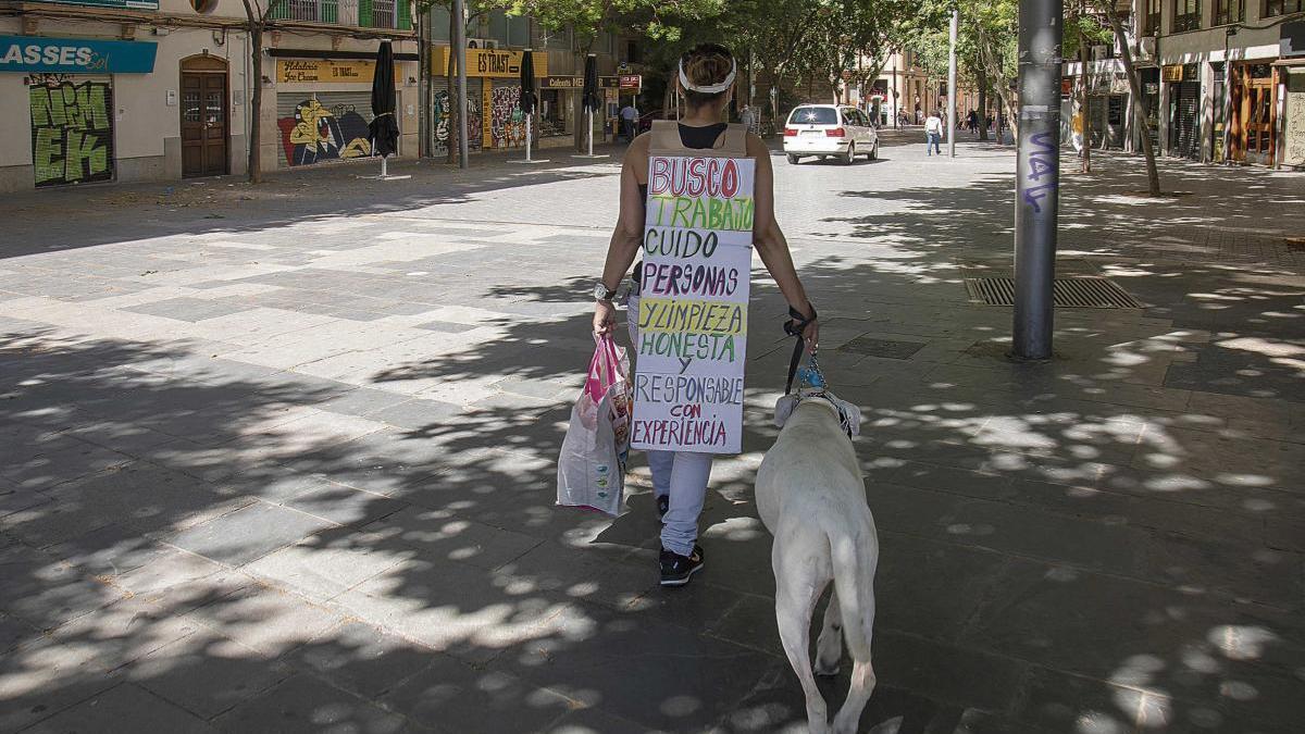 Una mujer -anuncio se ofrece para trabajar mientras pasea a su perro en Palma.