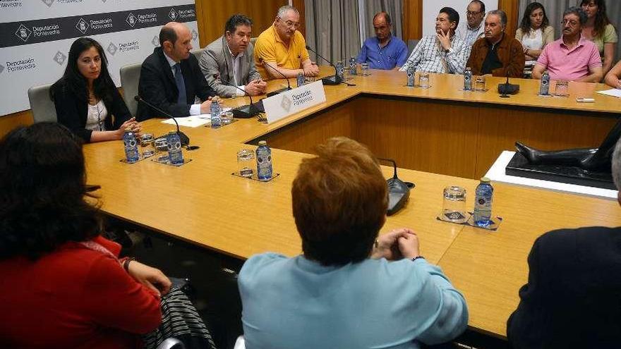 Comuneros, vecinos y ecologistas fueron testigos de la firma del protocolo de colaboración. // R. Vázquez