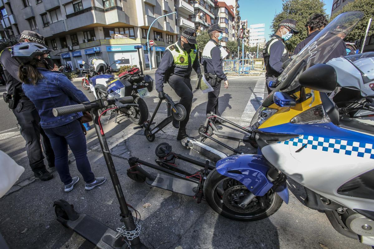 Primeras multas en Alicante a usuarios de patinetes por incumplir la ordenanza Primeras multas en Alicante a usuarios de patinetes por incumplir la ordenanza