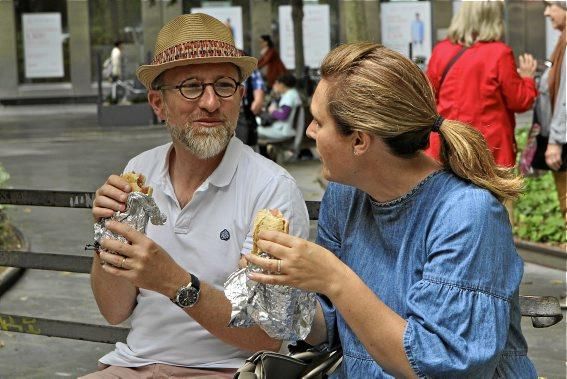 Wegkreuz, Treffpunkt, Schlafgelegenheit, Tanzparkett: Die Plaça d'Espanya ist das Herz Palmas. Ein Tag auf einem Platz im Wandel.