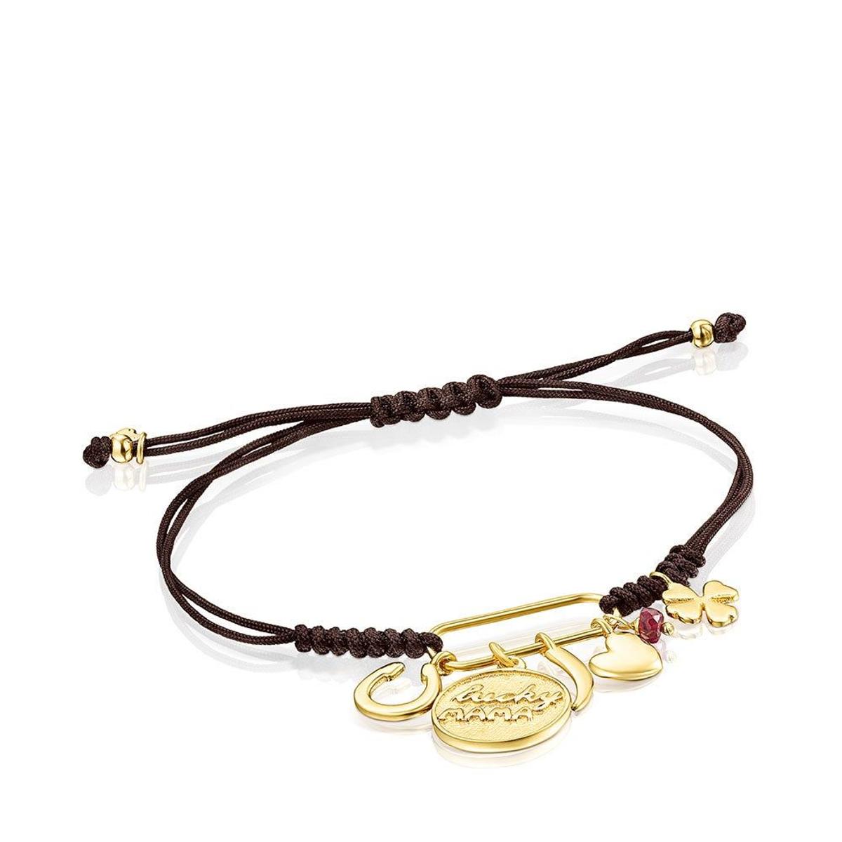 Pulsera TOUS Good Vibes Mama dorada y con cordón marrón. (Precio: 115 euros. Precio rebajado: 97 euros)