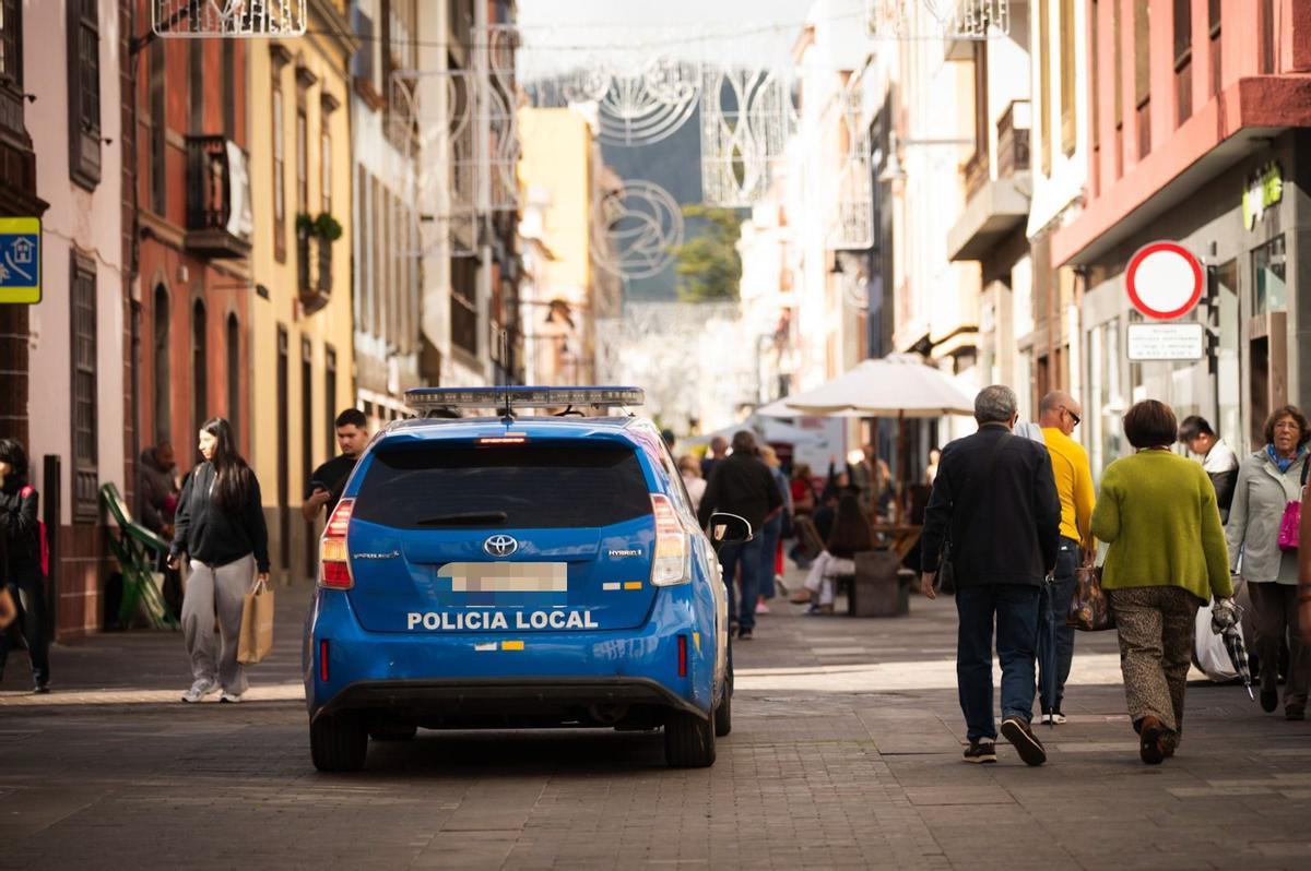 Un coche de la Policía Local en la céntrica calle de La Carrera.