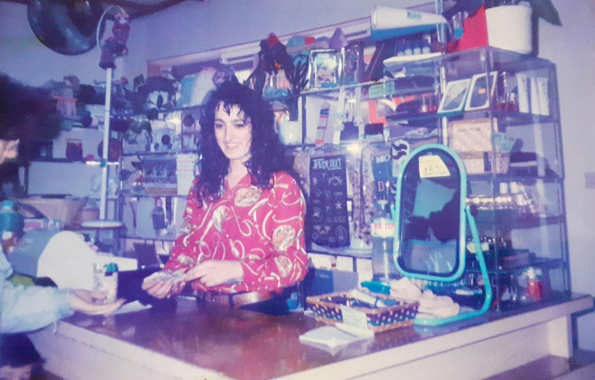 Yolanda Salgueiro, tras el mostrador del bazar Aragón 100 en los años 90.