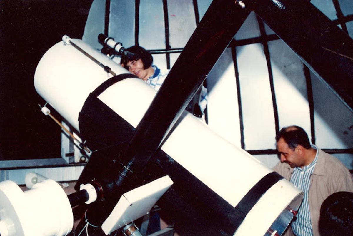 Montaje de uno de los telescopios, antes de la inauguración oficial del 30 de agosto del 1993.