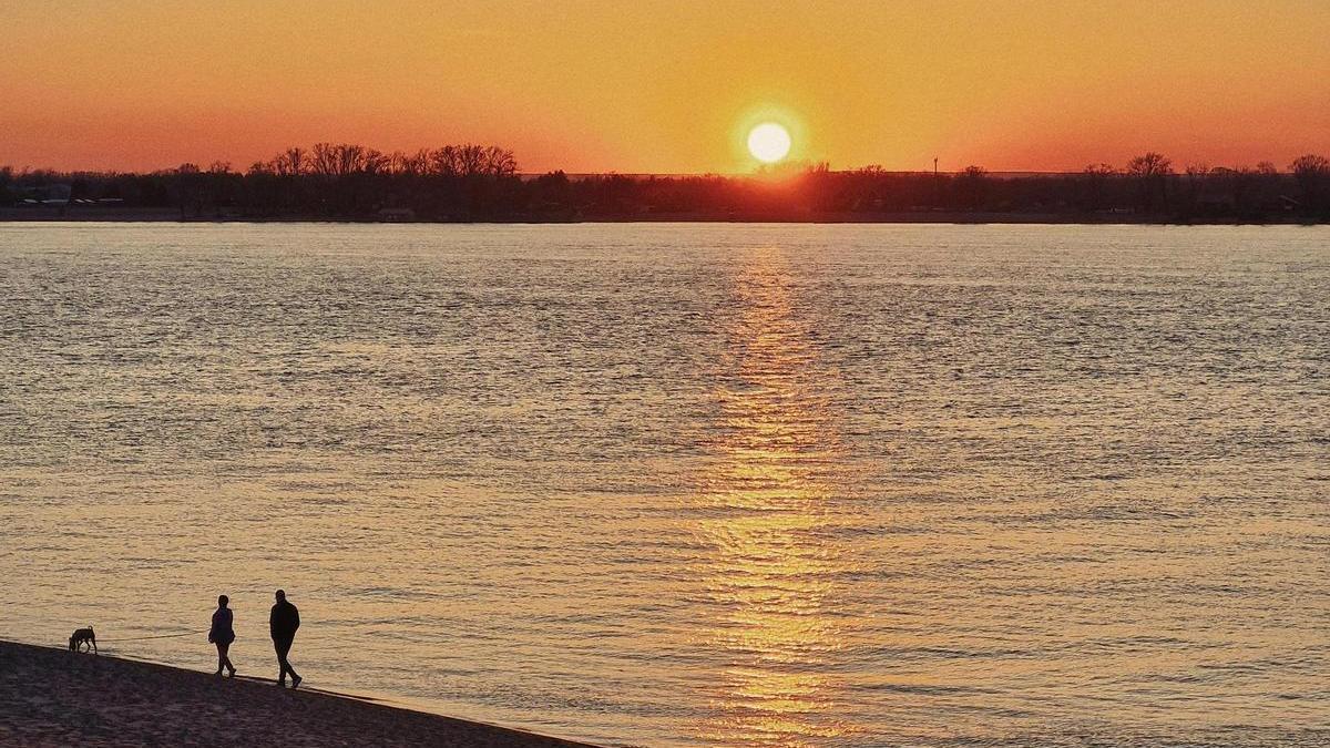 Paseo al atardecer en una playa tranquila