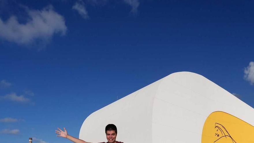 El conductor y el coche eléctrico con el que recorrió España en 2014, en la parada que hizo en el Niemeyer.