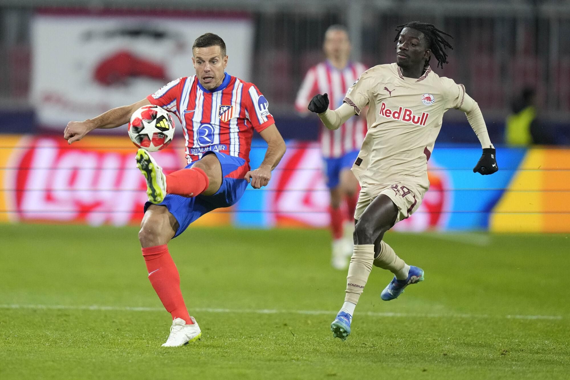 Atletico Madrid's Cesar Azpilicueta, left, and Salzburg's Leandro Morgalla vie for the ball during the Champions League opening phase soccer match between FC Salzburg and Atletico Madrid at the Salzburg Arena in Salzburg, Austria, Wednesday, Jan. 29, 2025. (AP Photo/Matthias Schrader). EDITORIAL USE ONLY / ONLY ITALY AND SPAIN