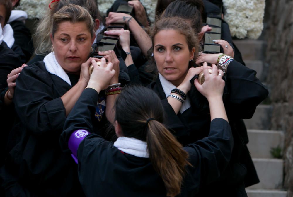 Miles de personas sienten la Semana Santa de cerca en el espectacular descenso por el Casco Antiguo