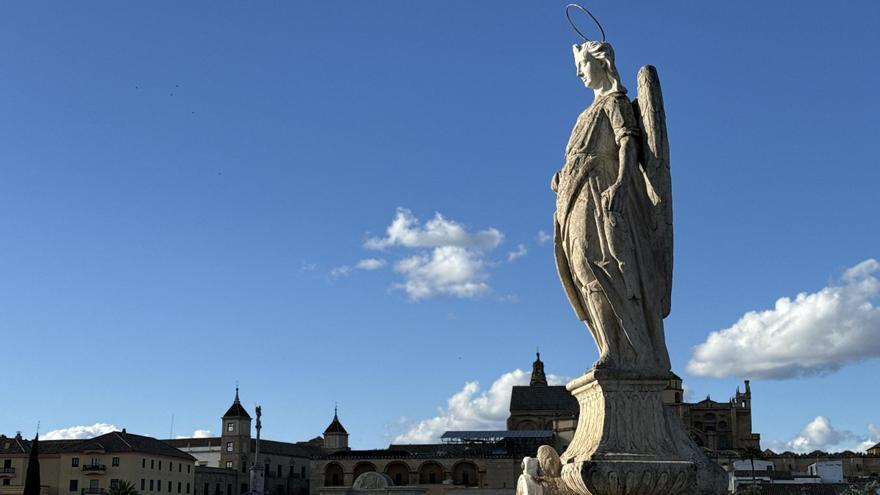 Custodio de San Rafael en el Puente Romano.