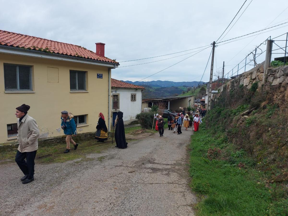 En imágenes: los guilandeiros recorren las calles de Villatresmil, en Tineo
