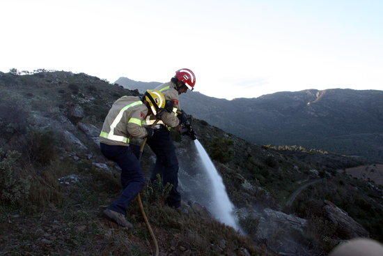 Bombers remullen la zona afectada per l'incendi