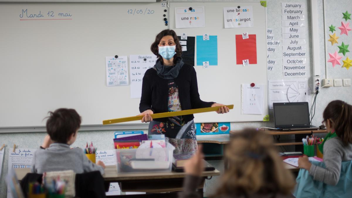 Una profesora da clase con mascarilla en una escuela de Groix, el pasado mes de mayo.