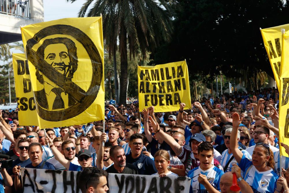 La protesta, convocada para los instantes previos al Málaga - Almería, ha sido más multitudinaria que otras anteriores y ha tenido un cántico más recurrente que otros: ¡Al Thani, vete ya!