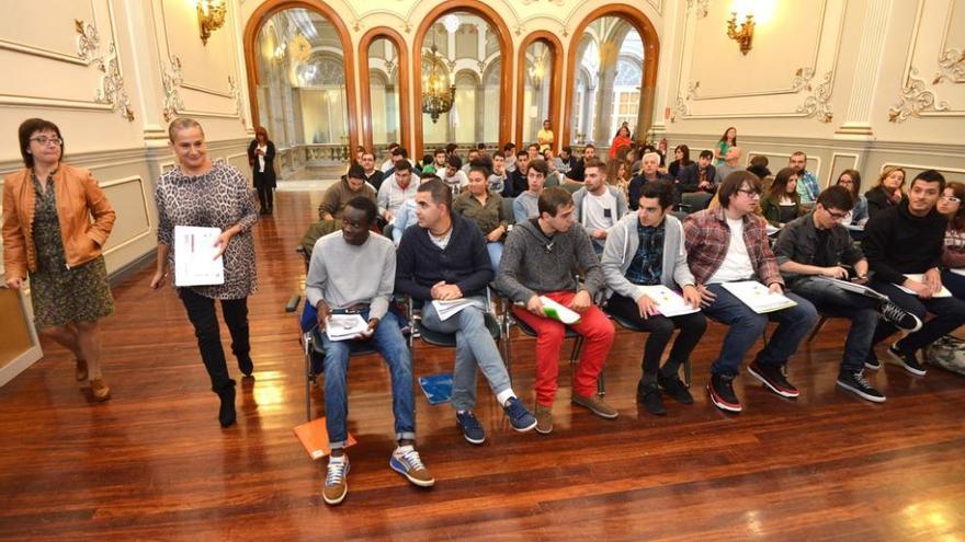 La presidenta de la Diputación, Carmela Silva, con los alumnos participantes Gustavo Santos