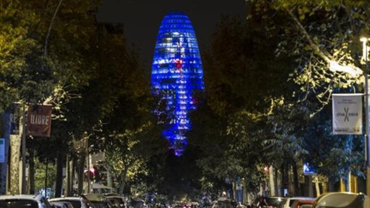 Vista de la Torre Glòries iluminada.