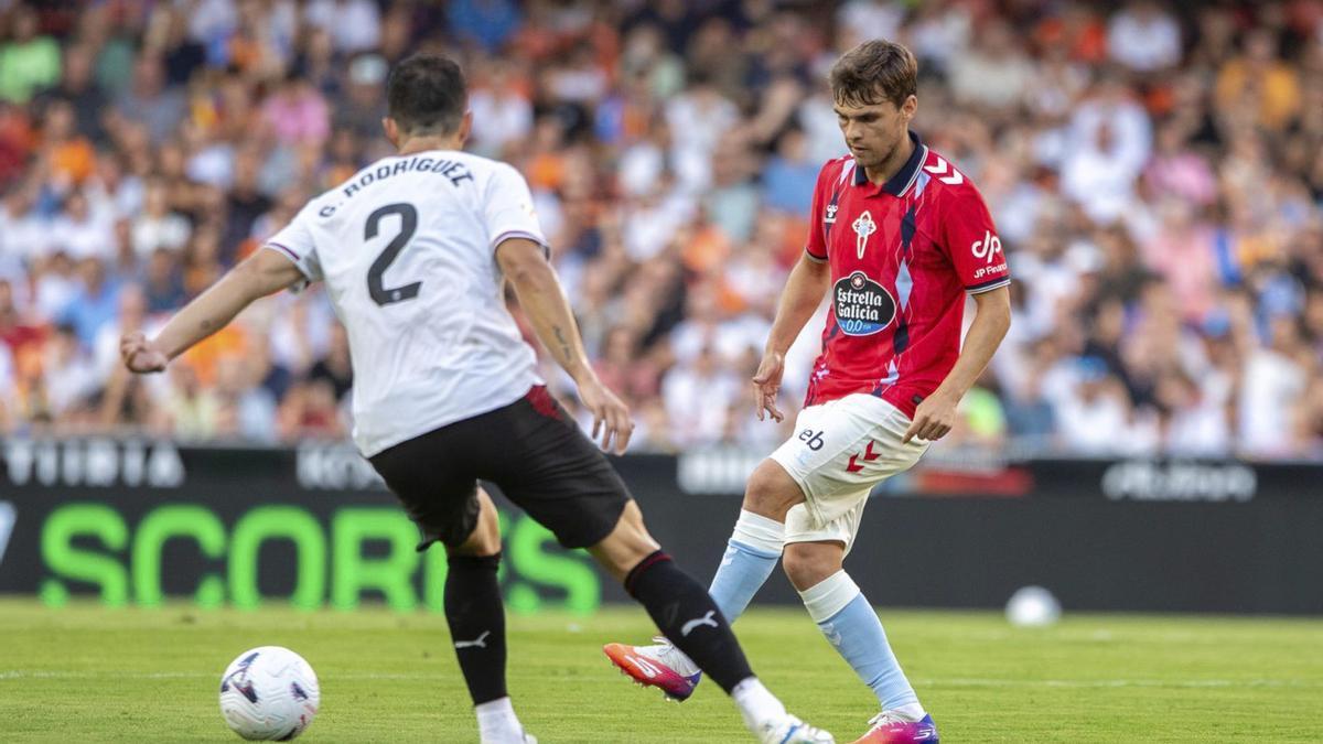 Febas, en un momento del encuentro jugado ayer en Mestalla. | LOF