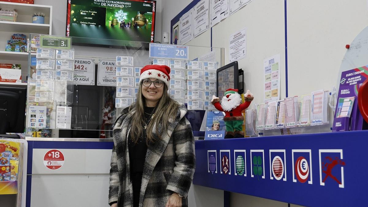 Patricia Díaz, de la administración ubicada en Rúa dos Concheiros, 29, ha vendido un décimo del sexto quinto premio de la Lotería de Navidad, el 86007
