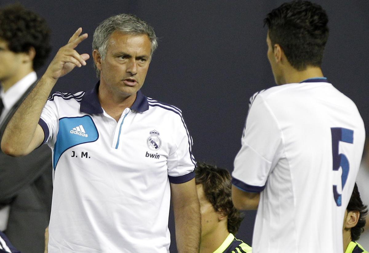 José Mourinho y Nuri Sahin conversan en un partido del Real Madrid.