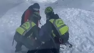 Una esquiadora madrileña se rompe el peroné tras caer de una pendiente en Canal Roya