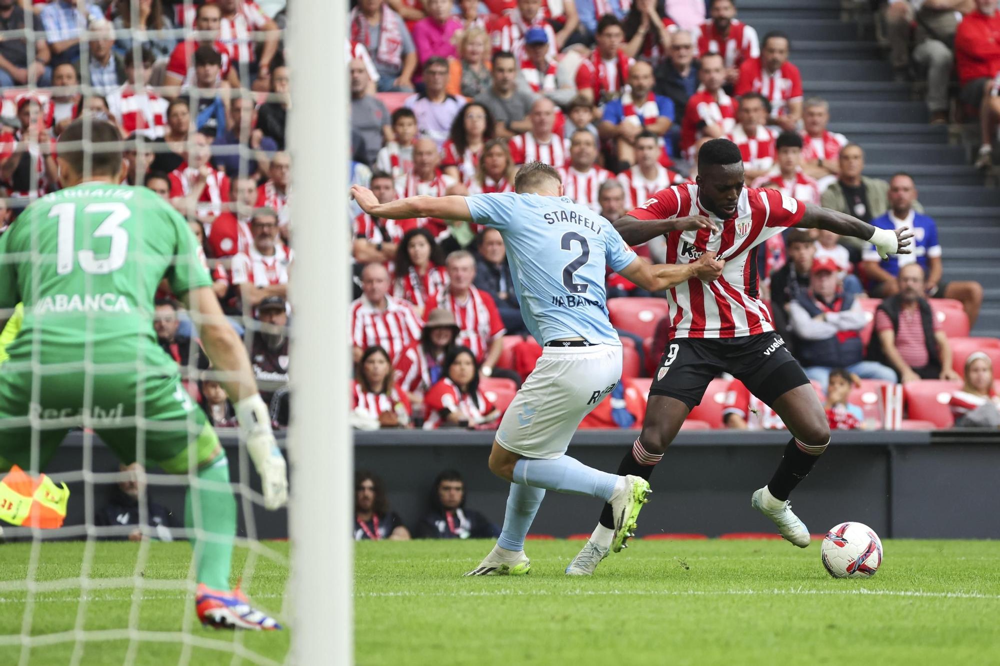 BILBAO, 22/09/2024.- El delantero del Athletic Club Iñaki Williams (d) controla el balón ante el defensa sueco del Celta de Vigo, Carl Starfelt (c), durante su partido de la jornada 6 de LaLiga contra el Celta de Vigo en el estadio de San Mamés en Bilbao este domingo. EFE/ Luis Tejido