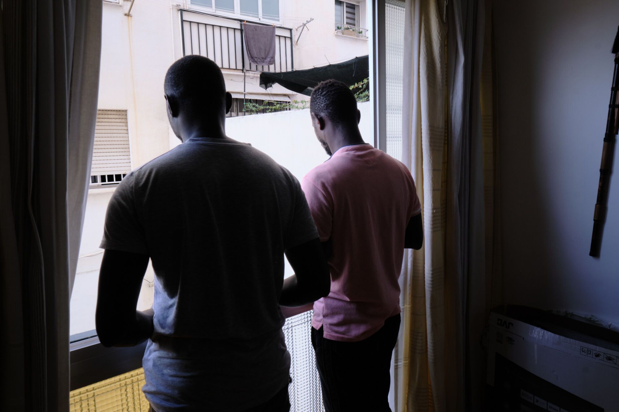 El abrazo entre lágrimas de Abdou Ngom a Luna Reyes, trabajadora de Cruz Roja, en la playa del Tarajal dio la vuelta al mundo y humanizó aquella crisis migratoria que se vivió en mayo de 2021 en la frontera de Ceuta. Sus amigos, con los que compartía piso y trabajo, cuentan cómo fueron sus últimos días en Málaga

