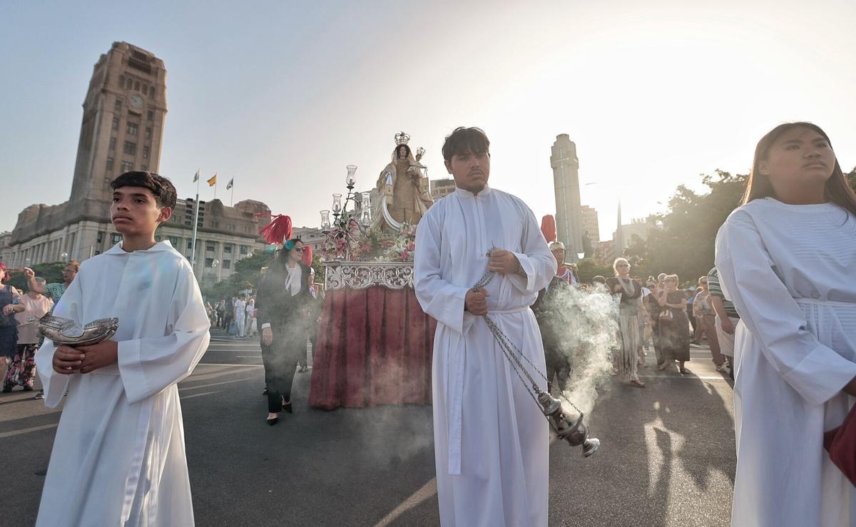 Procesión marítimo-terrestre de la Virgen del Carmen en Santa Cruz