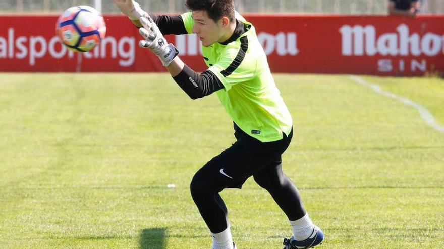 Javi Benítez bloca el balón durante el entrenamiento de ayer en Mareo.
