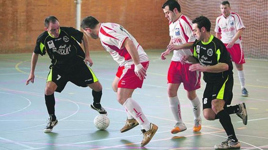 Una acción del derbi comarcal entre La Luz y el Ventolín. / ignacio pulido