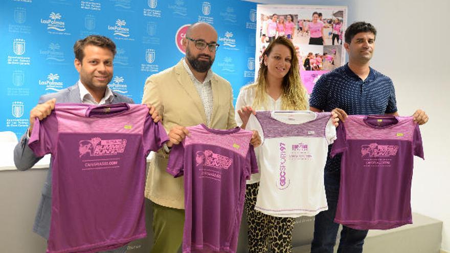 Javier González, Aridany Romero, Davinia González y Pablo G. Cardona, con las camisetas de la III SPAR Summer Run.