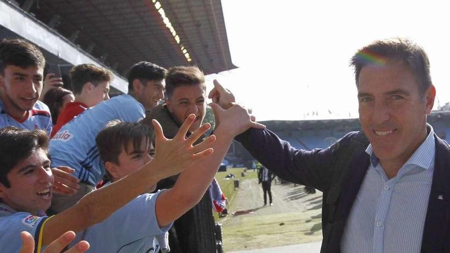 Eduardo Berizzo saluda a un grupo de jóvenes aficionados a la conclusión del partido disputado ayer contra la Real Sociedad. // José Lores