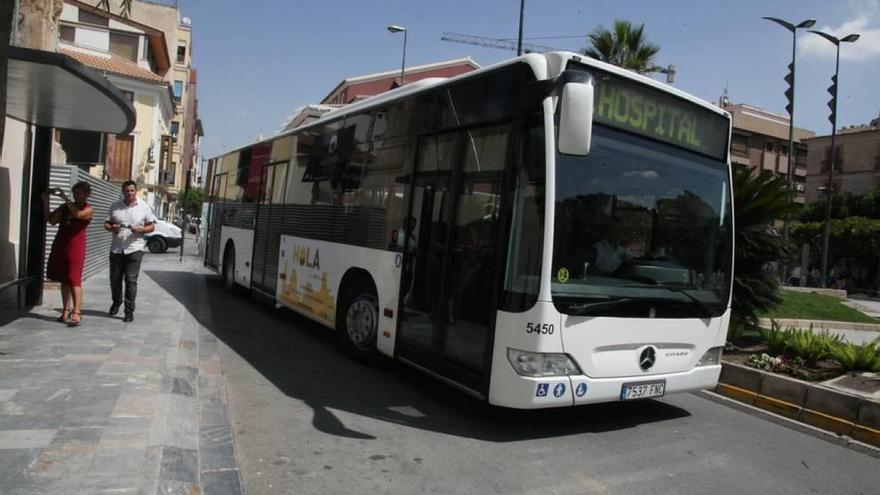 Un autobús urbano que cubre la línea al hospital de Lorca.