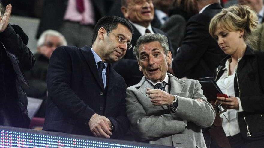 Josep Maria Bartomeu, junto a Carlos Mouriño, en el reciente partido en el Camp Nou. // LOF