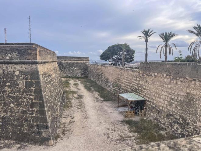 El foso del castillo San Fernando, un refugio improvisado
