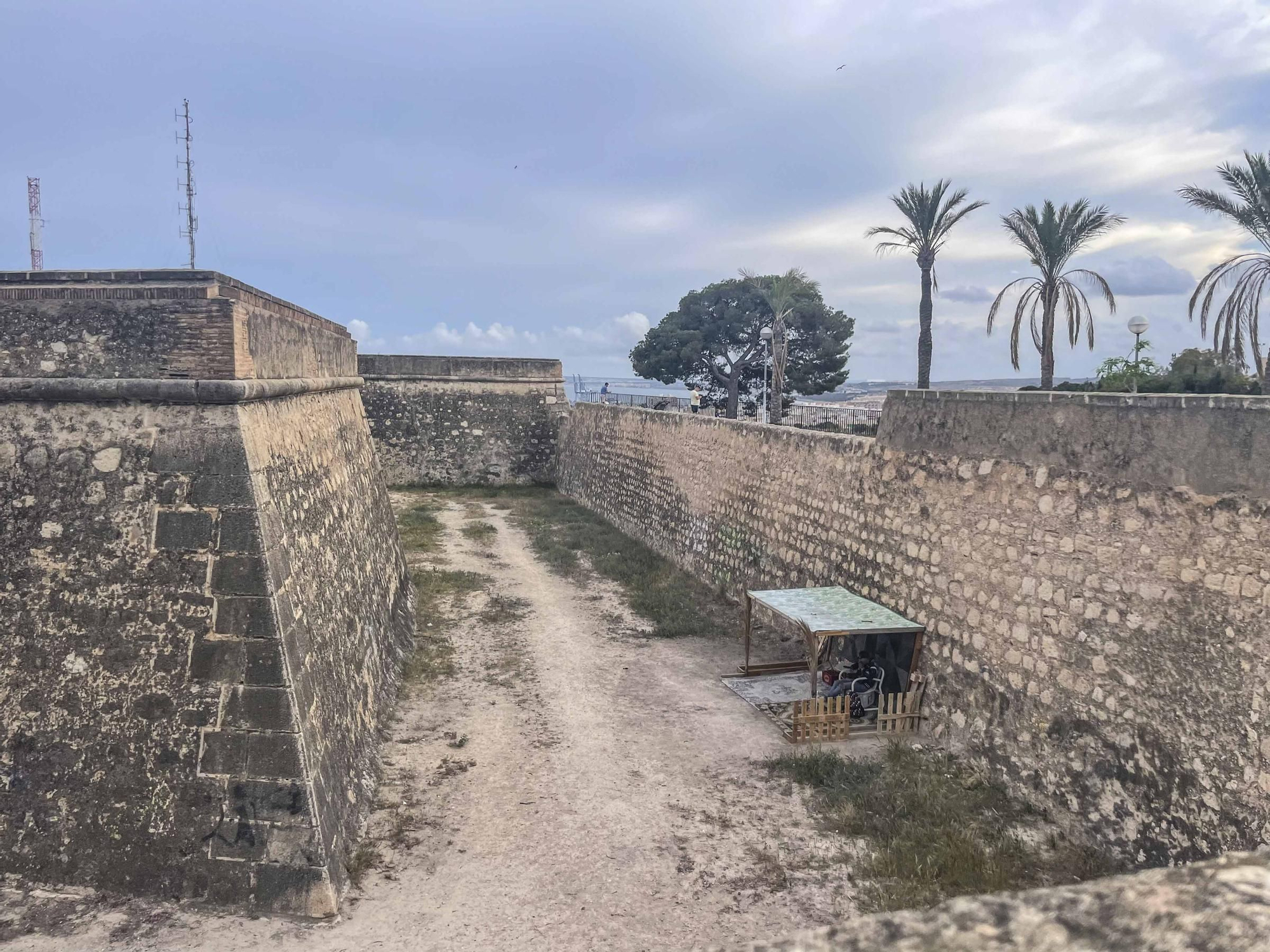 El foso del castillo San Fernando, un refugio improvisado