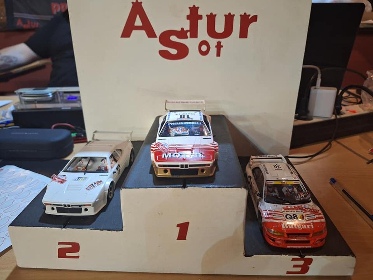 El podio de los vehículos ganadores en una de las categorías.