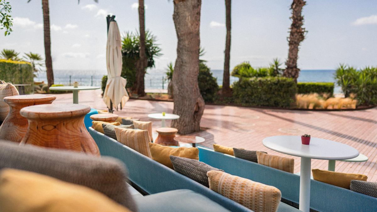 Una terraza increíble situada a unos metros del mar en la localidad de Santa Eulària, en Ibiza.