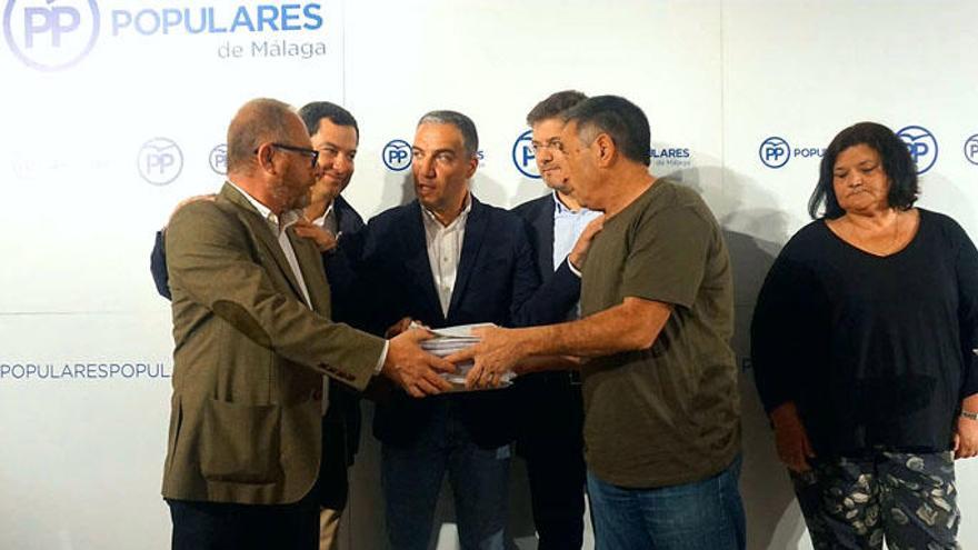 Juanma Moreno, Elías Bendodo y Rafael Catalá hacen entrega de las firmas.