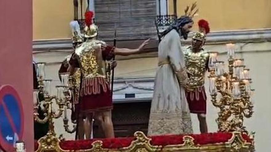 Vídeo | El misterio de la Amargura avanza por la calle Trajano con los sones de Tres Caídas de Triana
