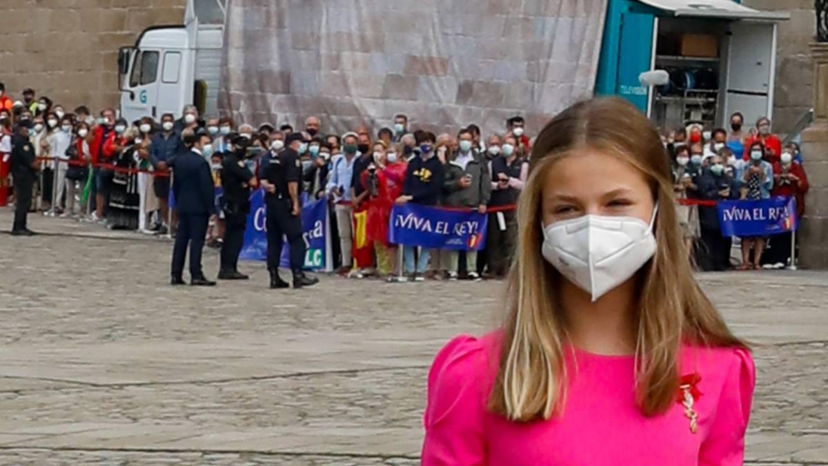 La princesa Leonor con vestido fucsia en el día de Santiago Apóstol