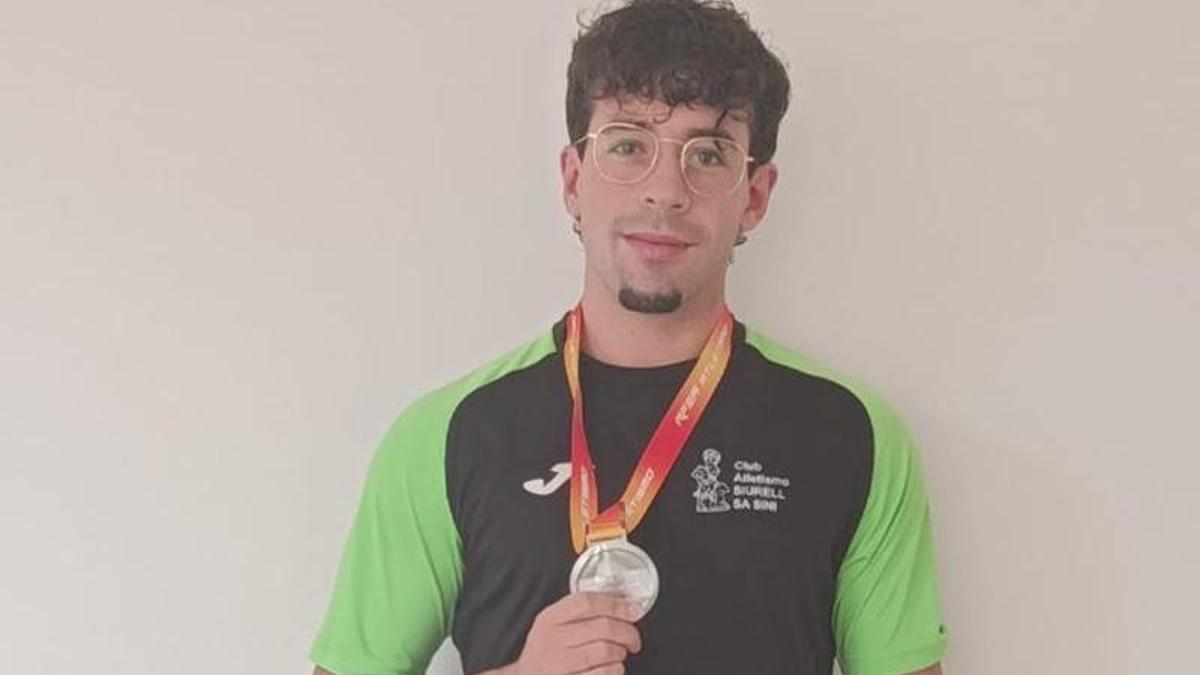 Marc Escandell posa con su medalla.