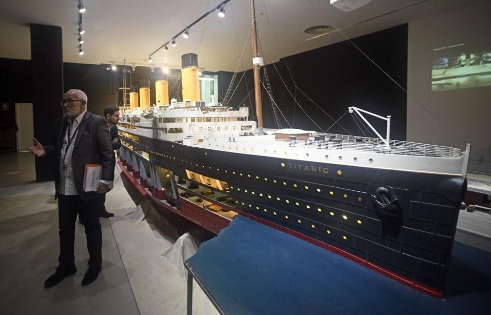 Montaje de la exposición sobre el Titanic en Murcia